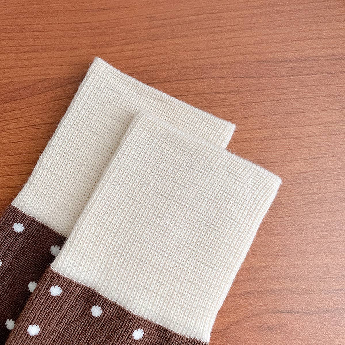 CONTRAST COLOR RETRO POLKA DOT SOCKS