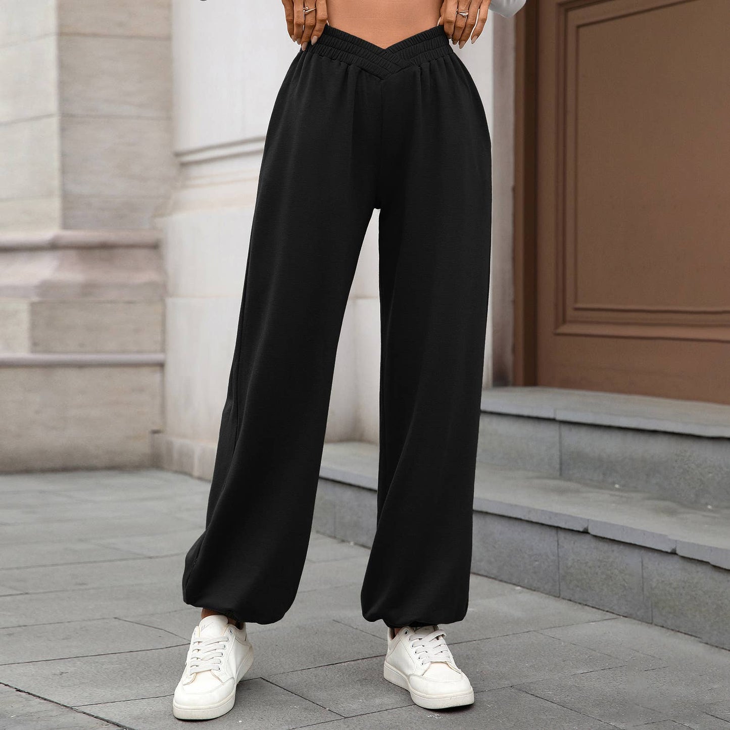 Tight waists curving legs Loose-fitting trousers