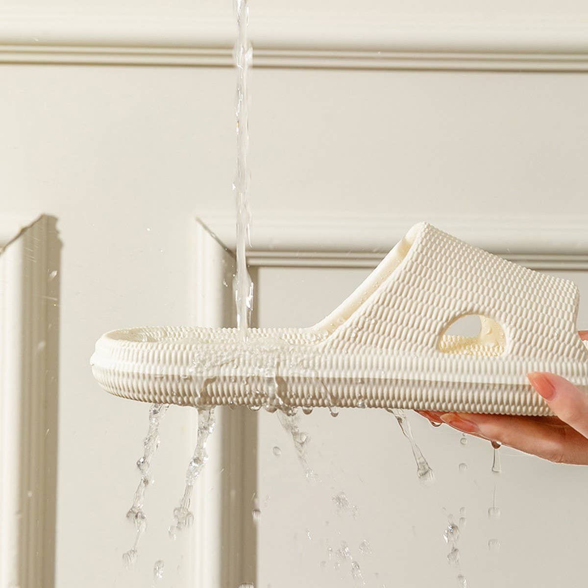 SOFT-SOLED ANTI-SLIP BATHROOM HOLLOW SLIPPERS_CWSHS0685