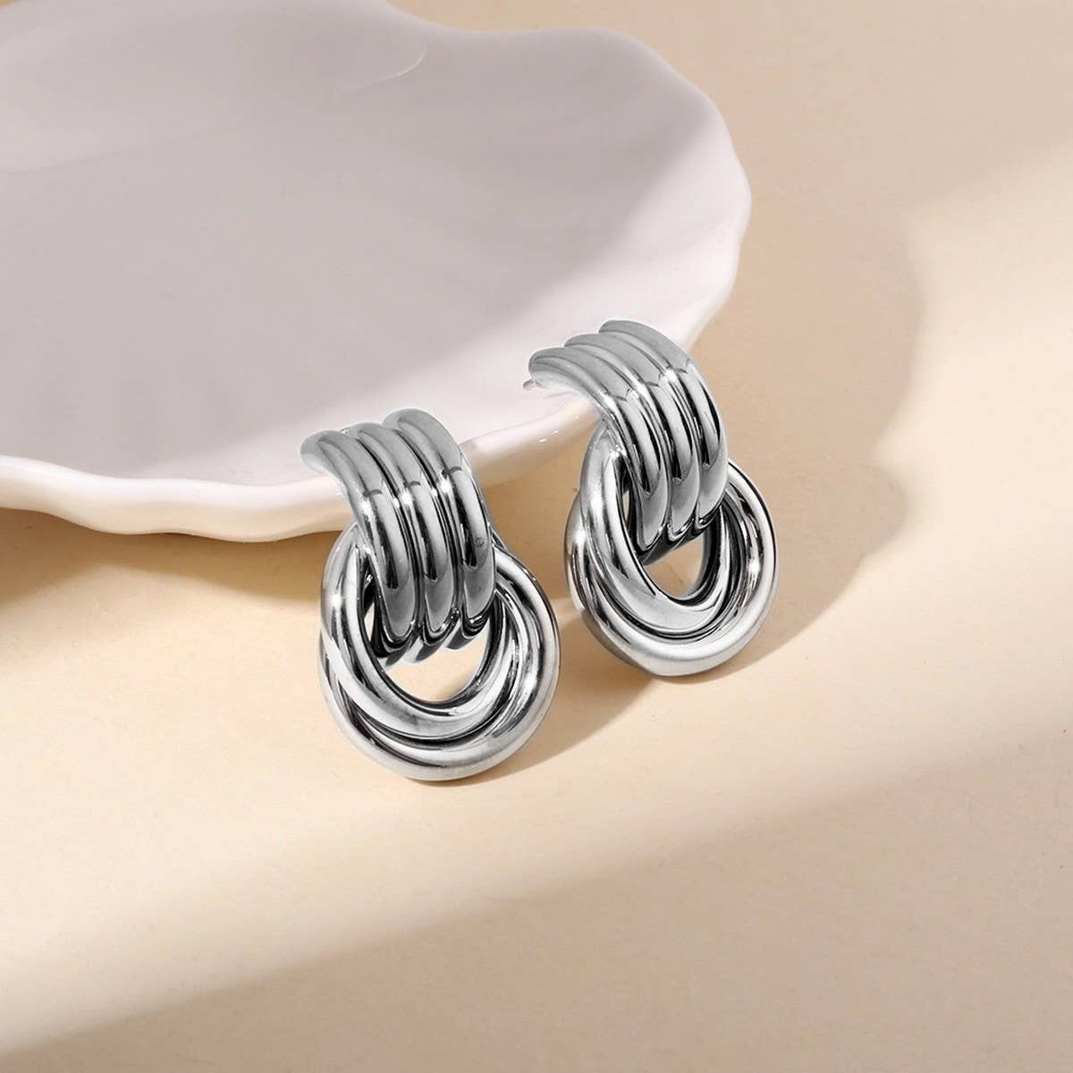 WOMEN'S VERSATILE METAL ELEGANT HOOP EARRINGS
