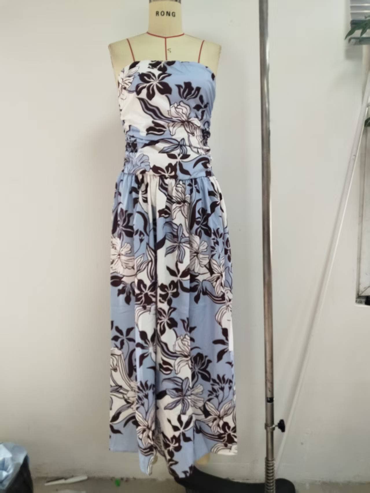 Vacation-style floral printed backless dress