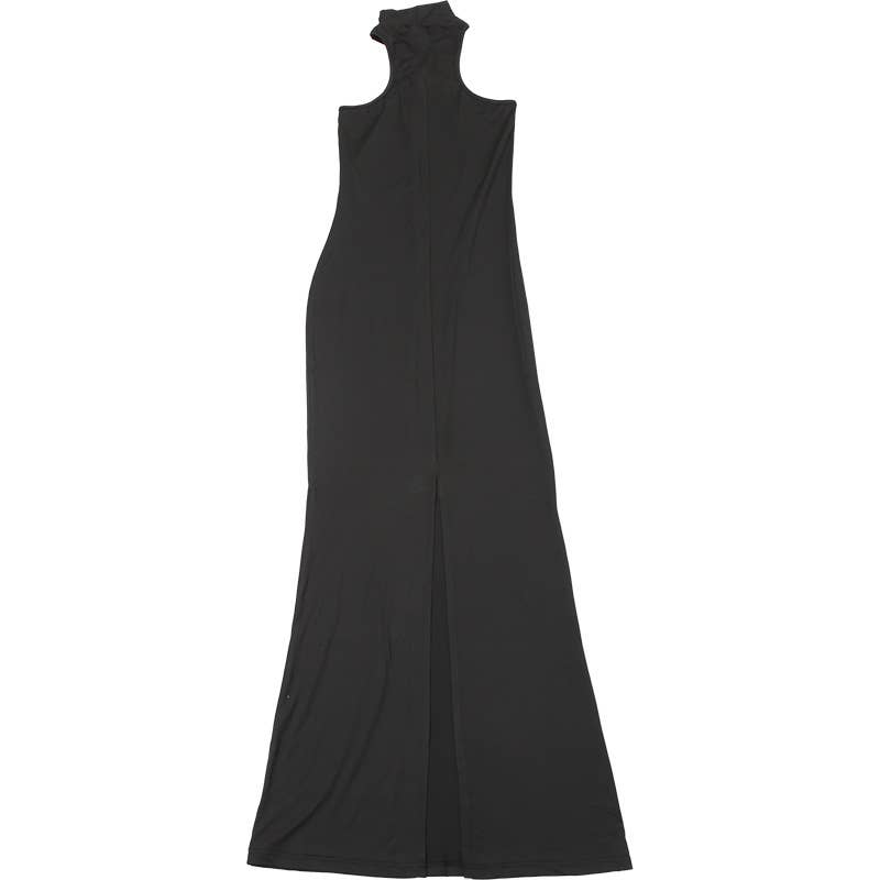 A body-hugging neck-hanging solid-color dress