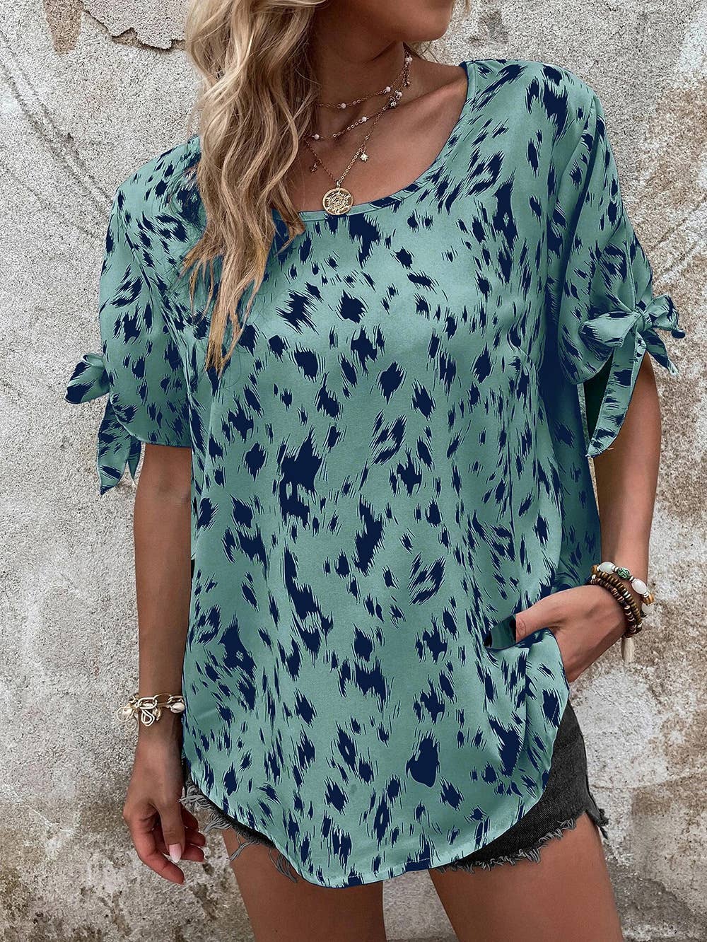 Leopard print blouse with round neck strap