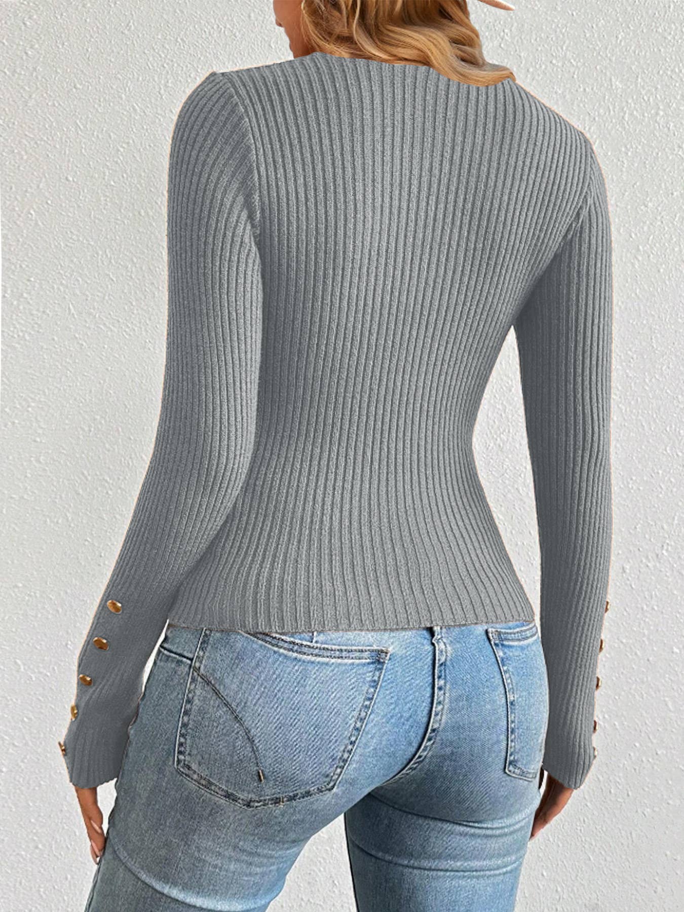 Round-neck solid-color metal buckle knitted top