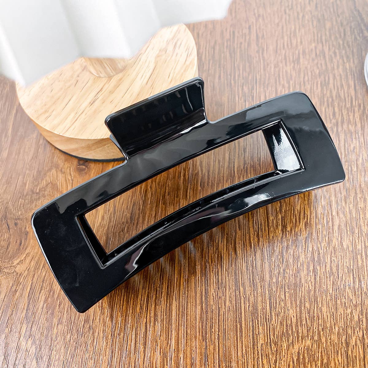 Arc-shaped semi-circular transparent gripper