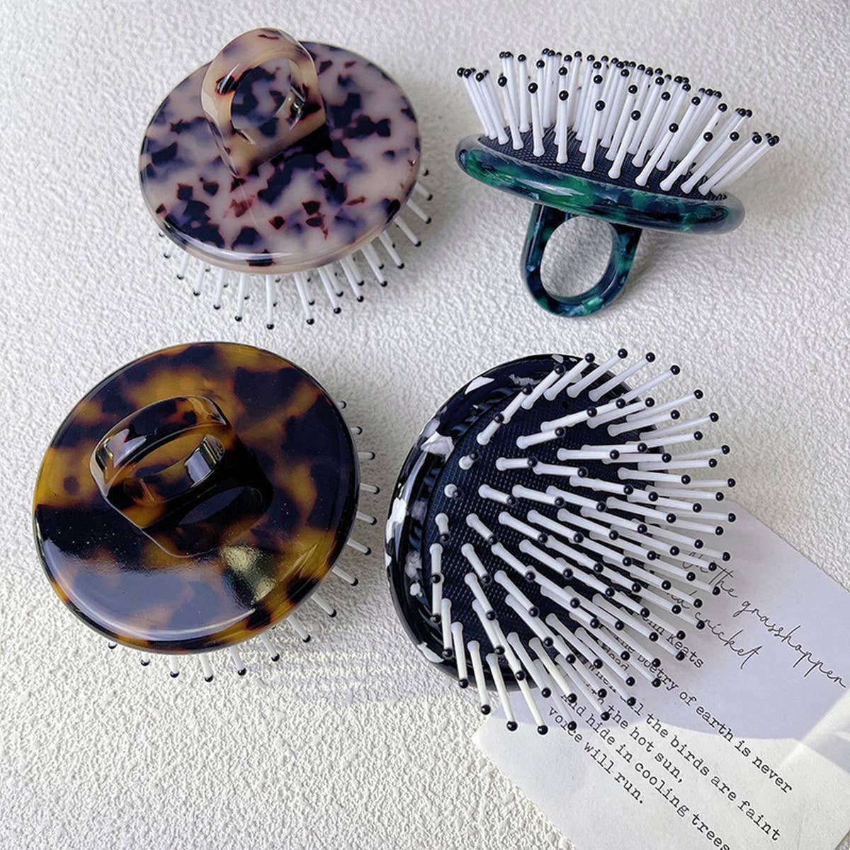 SIMPLE AND PORTABLE MASSAGE COMB