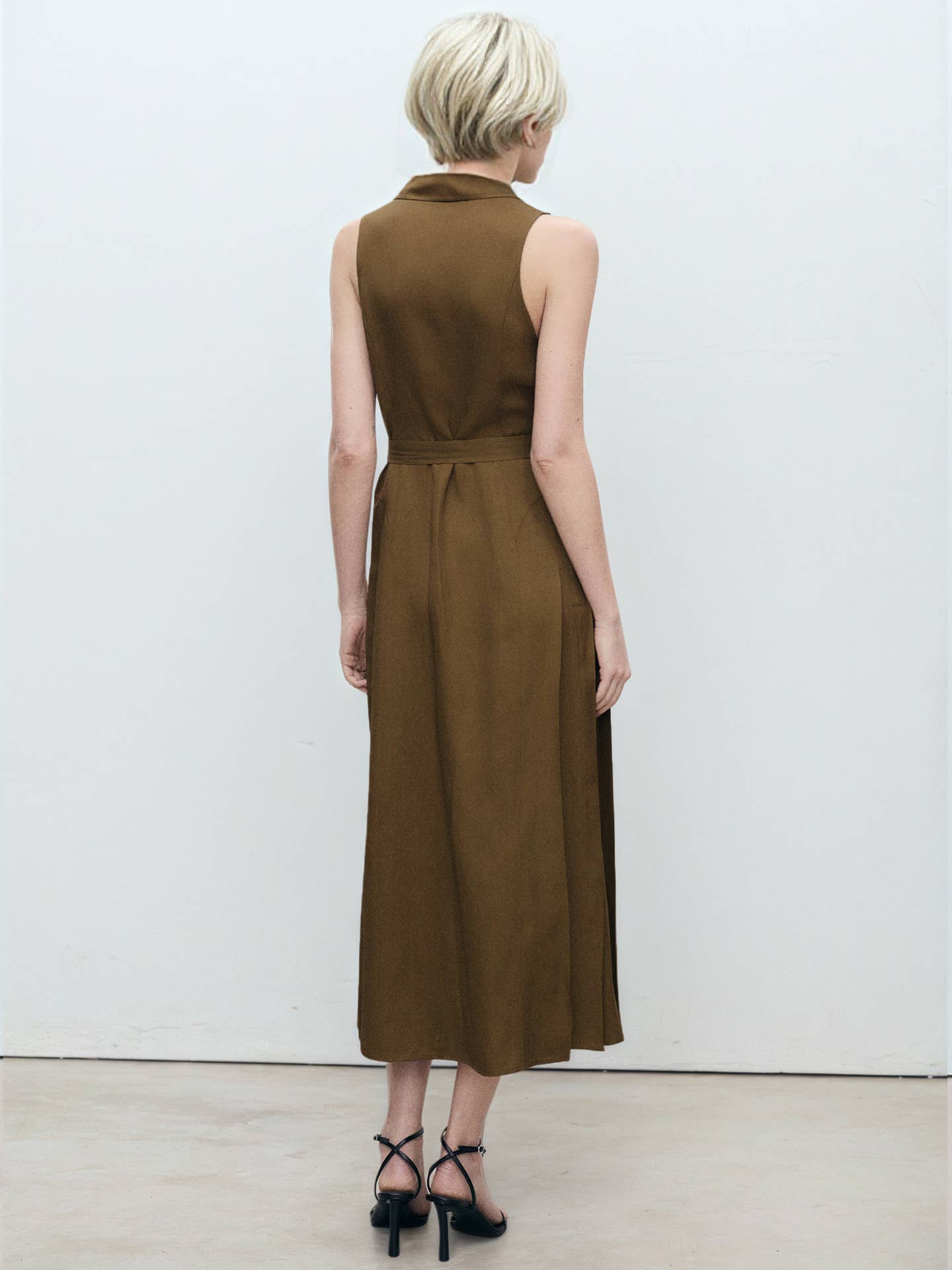 Split sleeveless solid cinched waist shirt dress