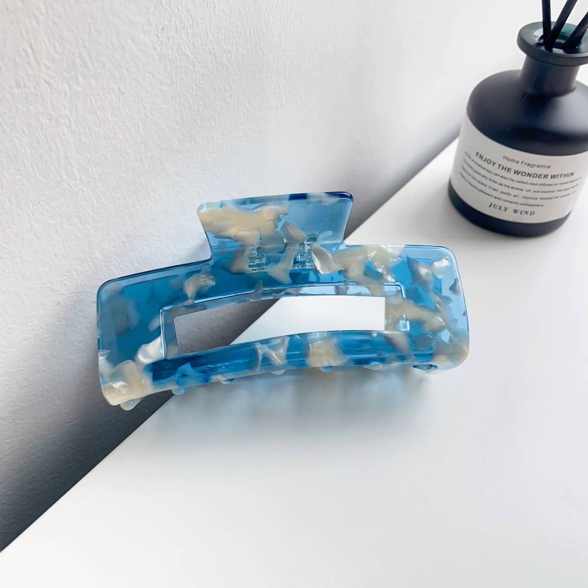 Retro and high-end acetate leopard hair clippers