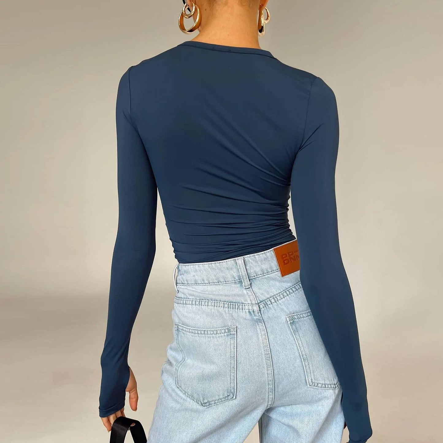 Solid-color round-neck form-fitting base T-shirt