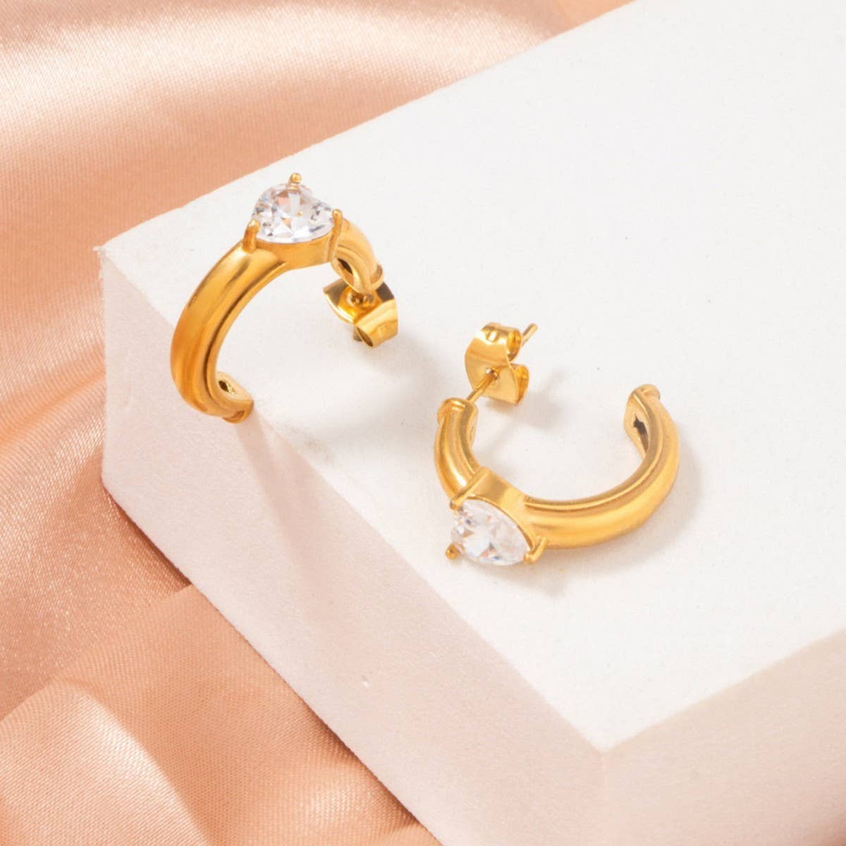 PERSONALIZED C-SHAPED DIAMOND EARRINGS_CWMM3619