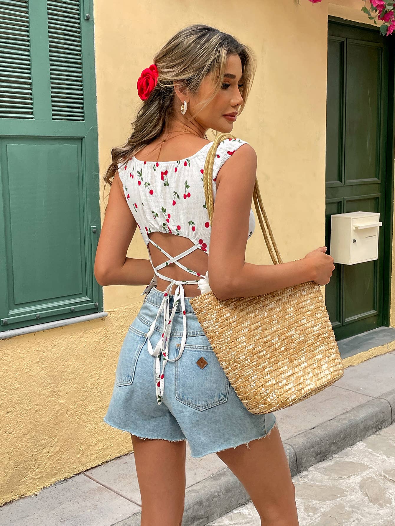 Square-neck form-fitting floral print T-shirt