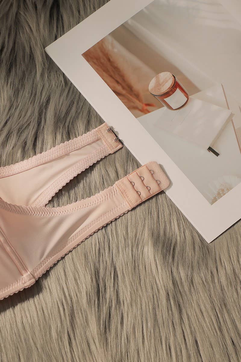 CWMU00313_STRAPLESS FRONT CLOSURE PUSH-UP BANDEAU BRA