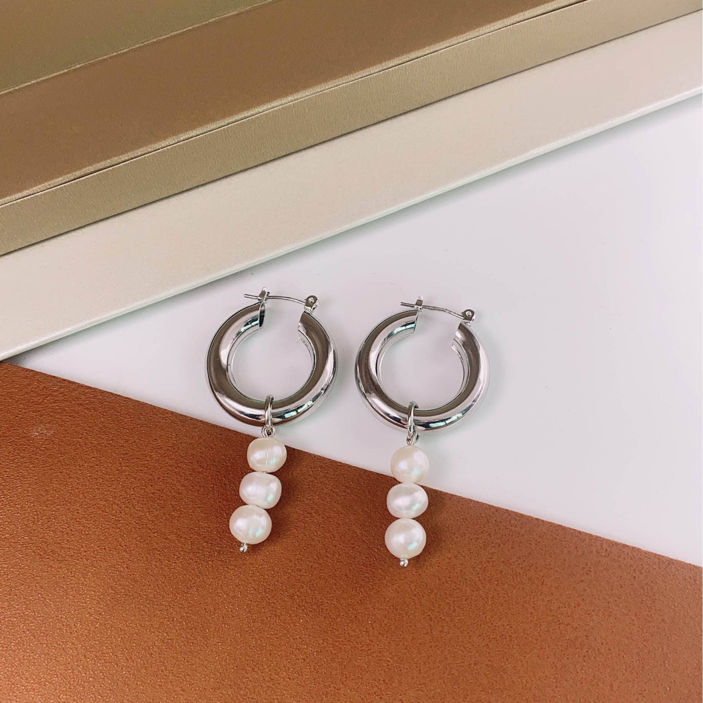 Simple versatile and retro-styled pearl earrings