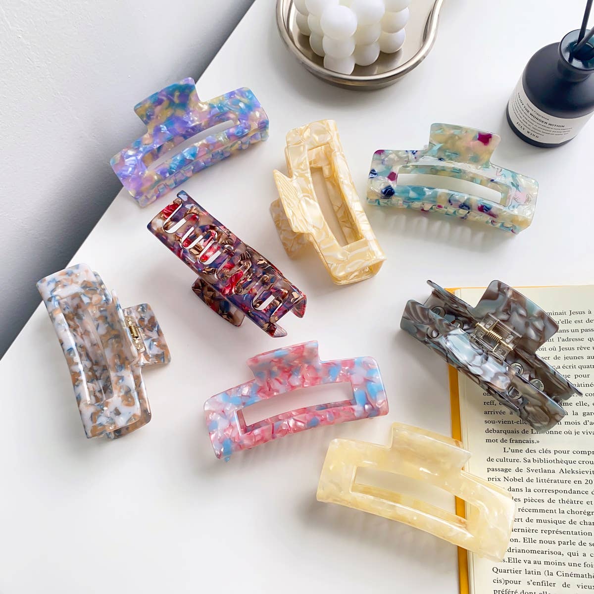 Retro and high-end acetate leopard hair clippers