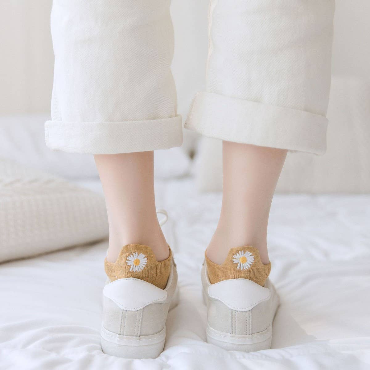 NEW EMBROIDERED DAISY SOCKS FOR WOMEN