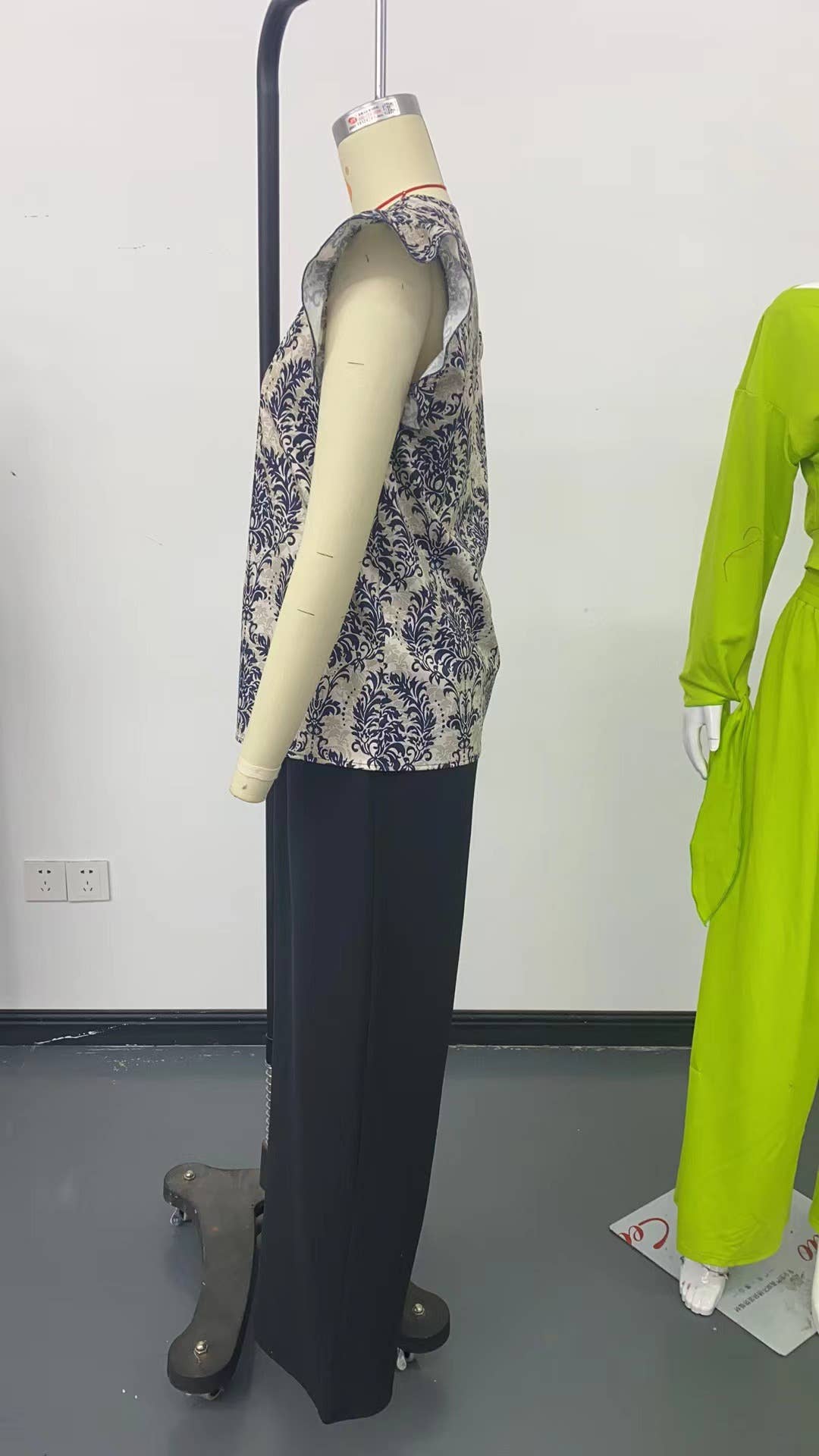 Solid color pantsuit lotus sleeve printed top