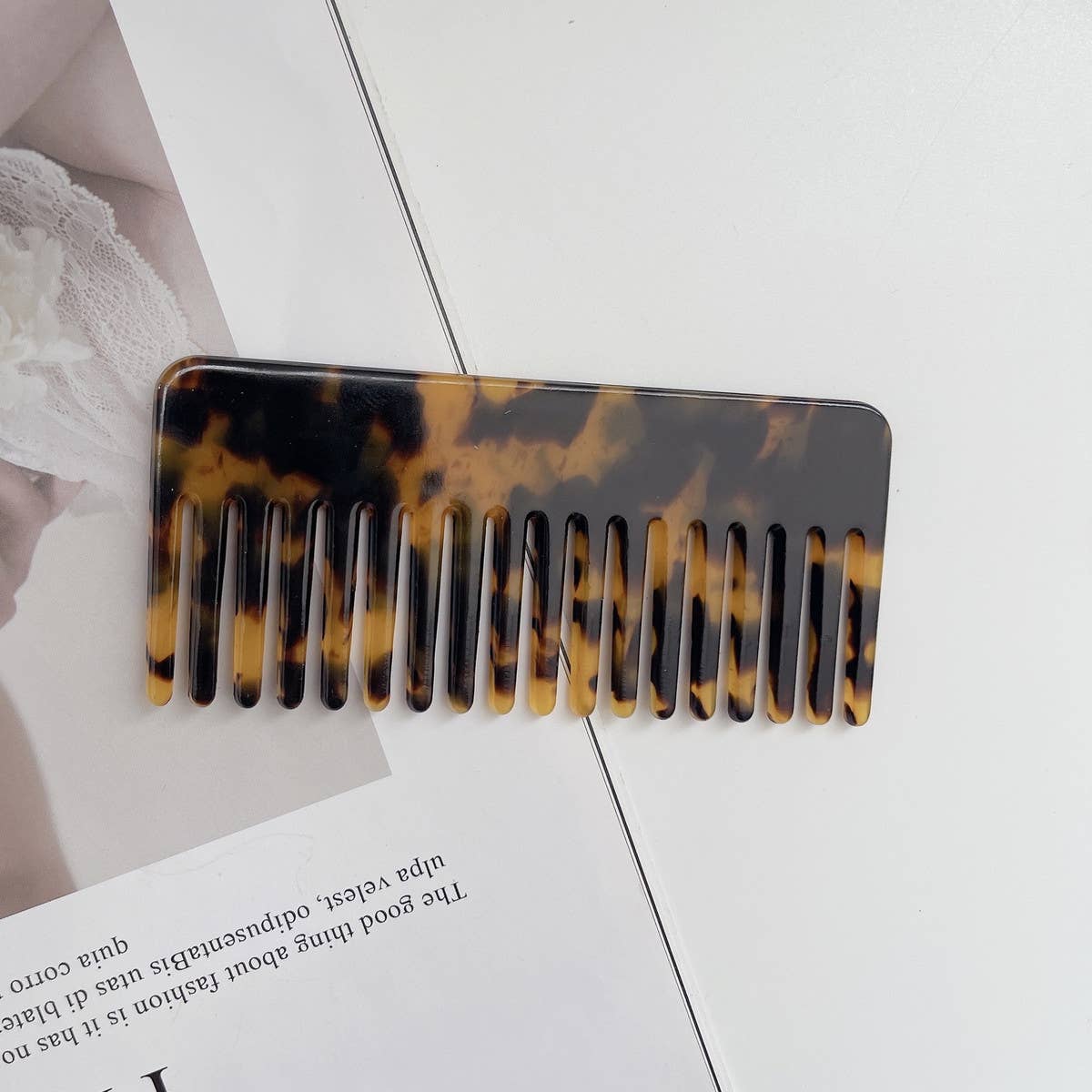 SIMPLE AND EXQUISITE PORTABLE COMB