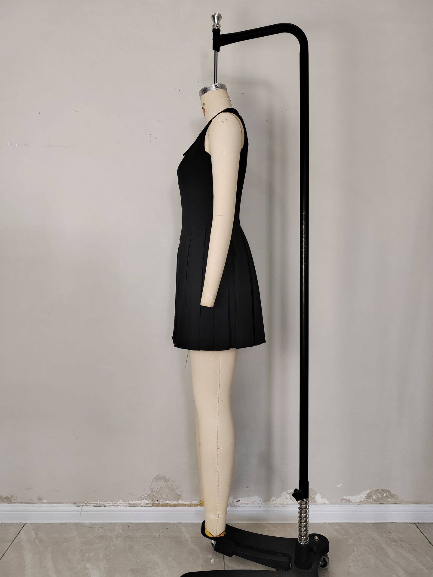 Lace V-neck slim and versatile wide hem dress