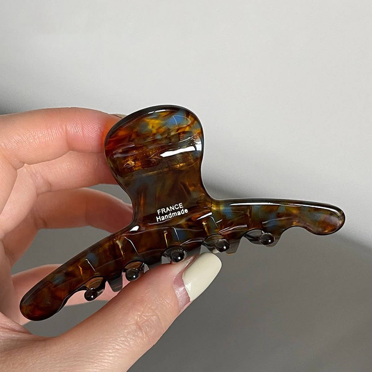 RETRO TEMPERAMENT CARAMEL LINE CLIP SHARK CLIP