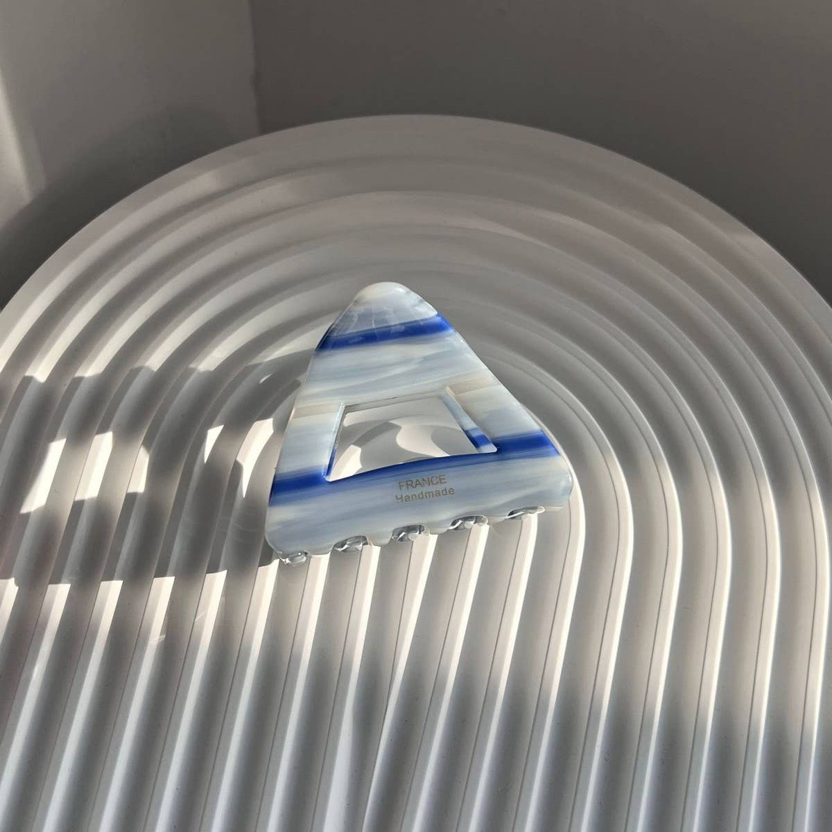 STRIPED TRIANGLE SIMPLE HAIRPIN_CWAHA2634