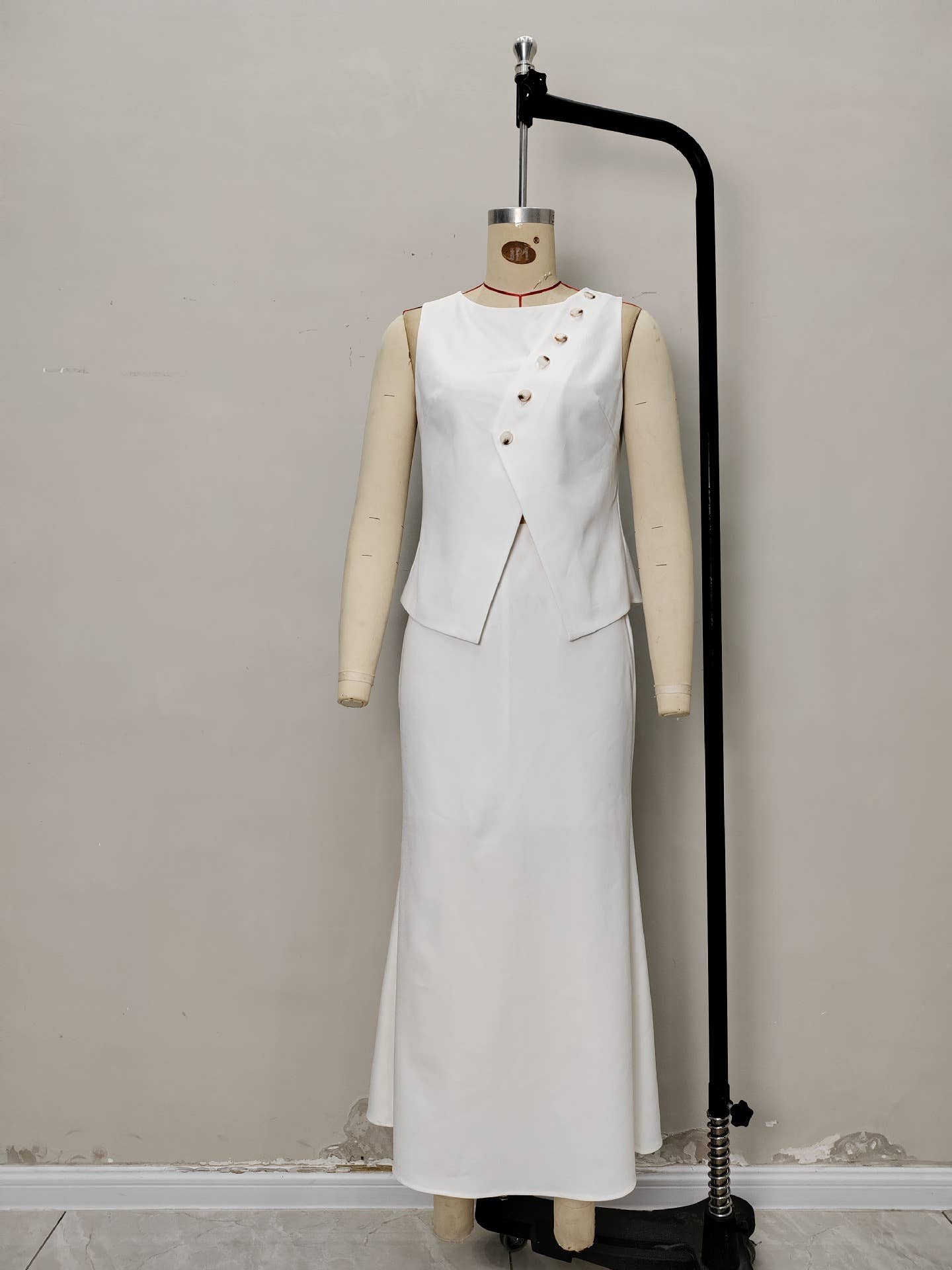 Solid-color elegant round-neck vest skirt set