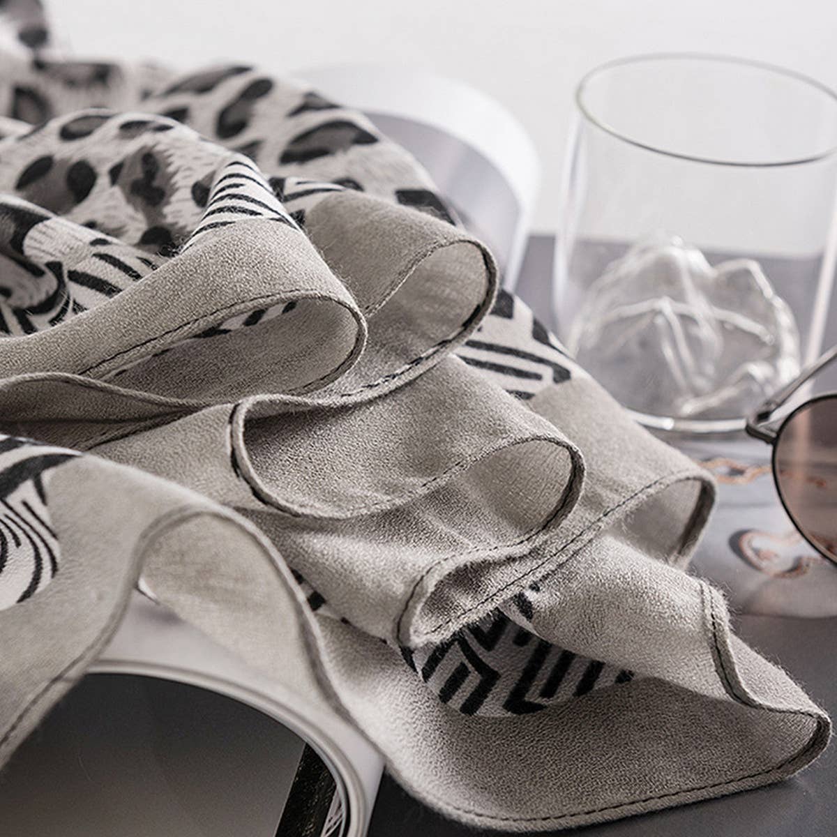 EUROPEAN AND AMERICAN LEOPARD PRINT SCARF_CWASC1015