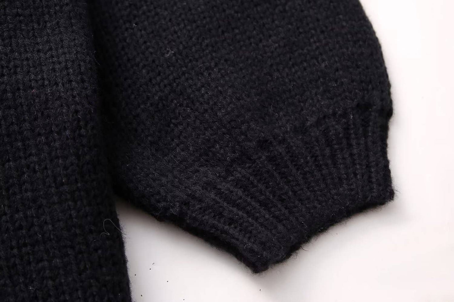 Simple and thin round-neck knitted sweater