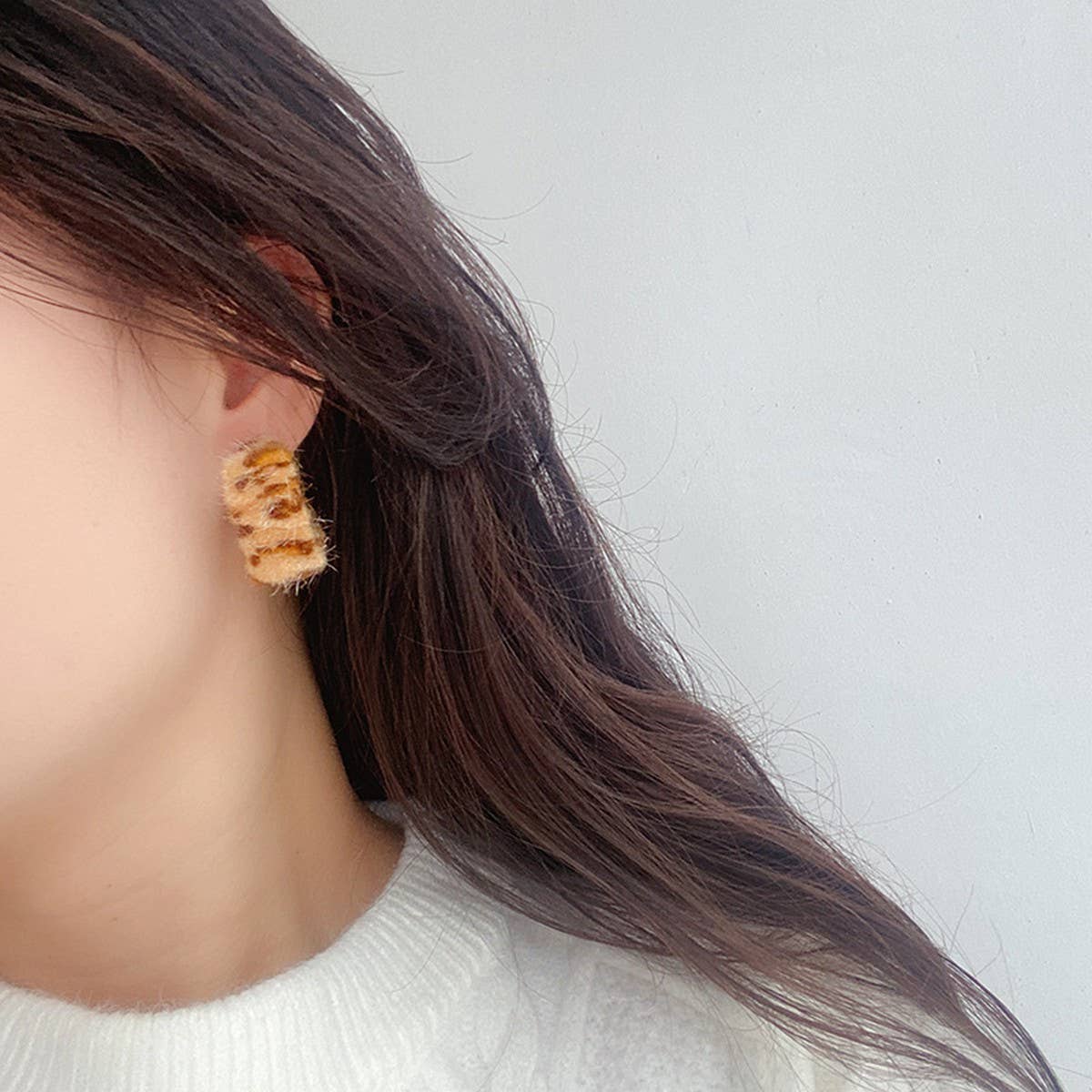 HONG KONG STYLE SHORT VELVET C HOOP EARRINGS