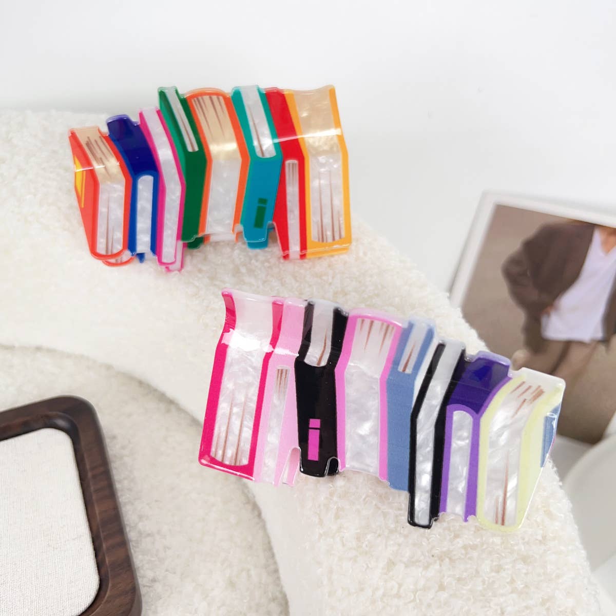 Corrugated acrylic color-blocking book hairpin