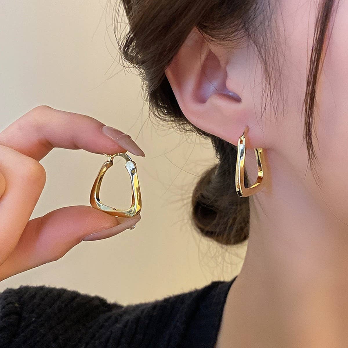 THREADED U-SHAPED SIMPLE AND FASHIONABLE EARRINGS