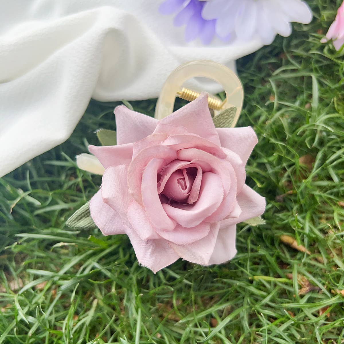 Dopamine-colored plastic rose hair clips