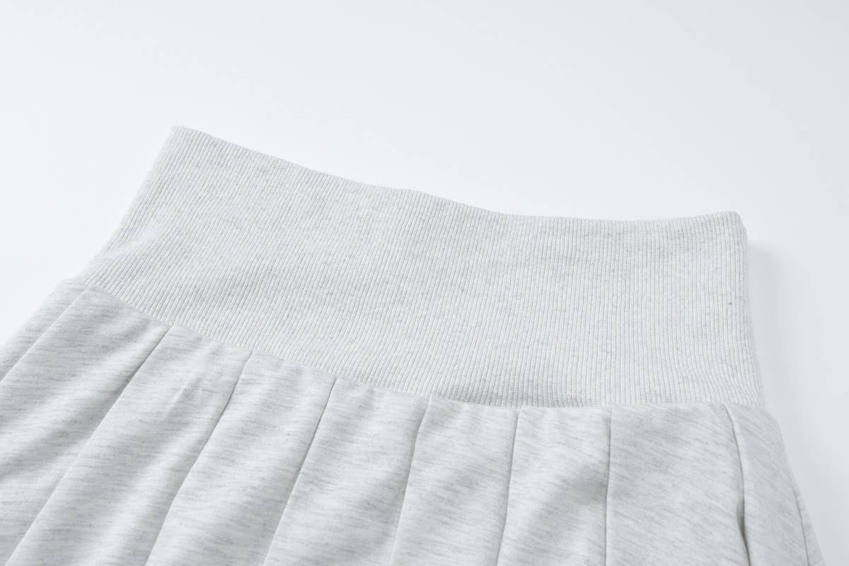 Long-sleeved sweatshirt and pleated skirt set