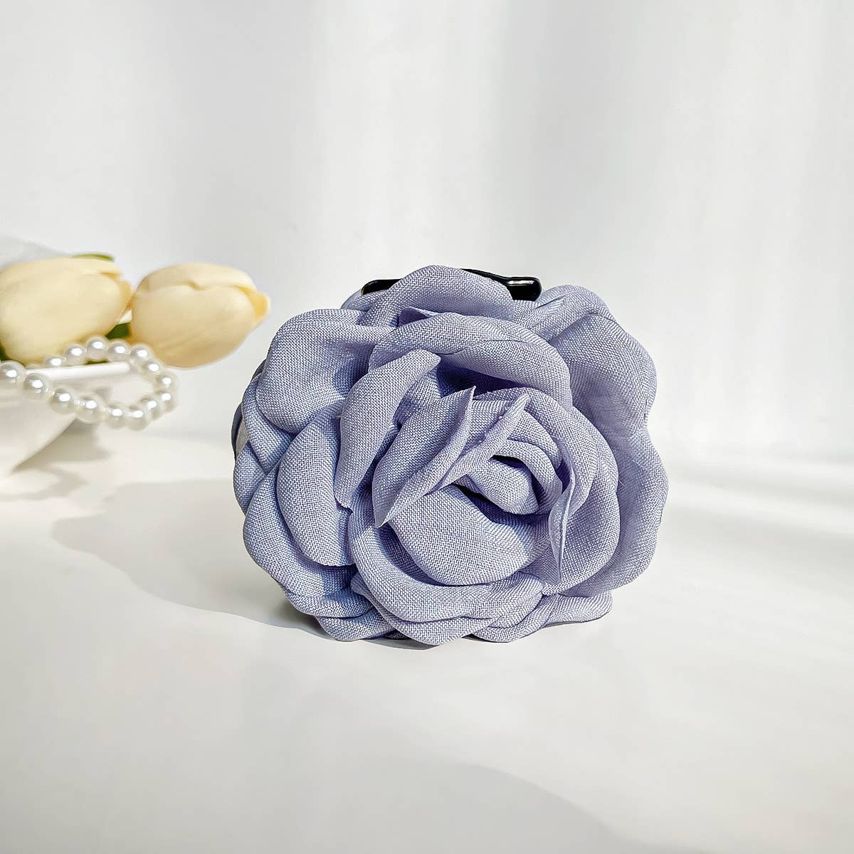 Three-dimensional solid fabric rose grasping clip