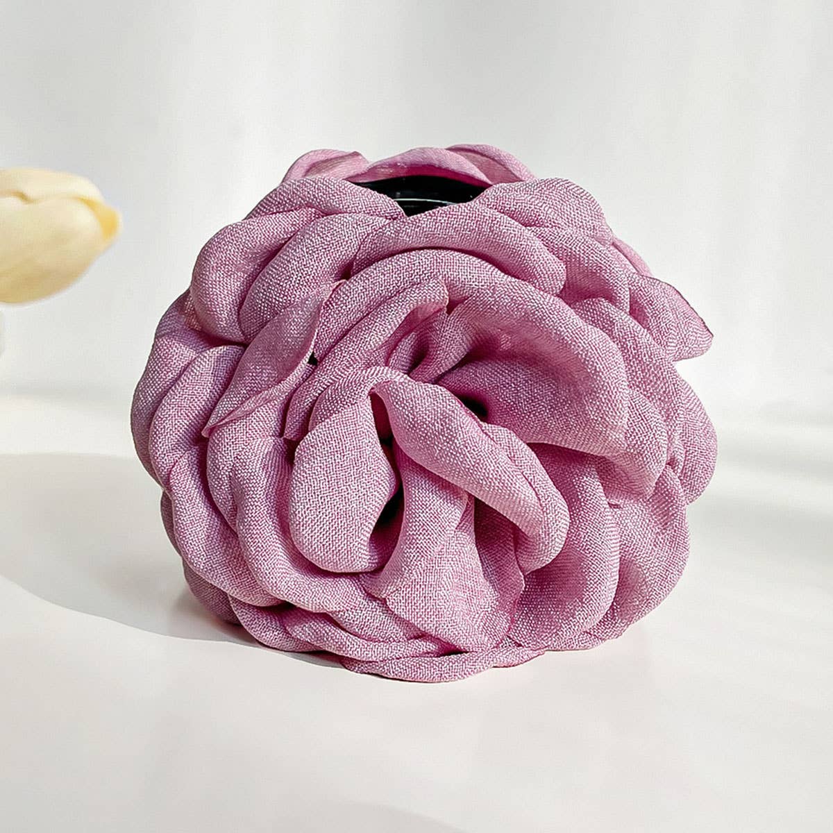 Three-dimensional solid fabric rose grasping clip