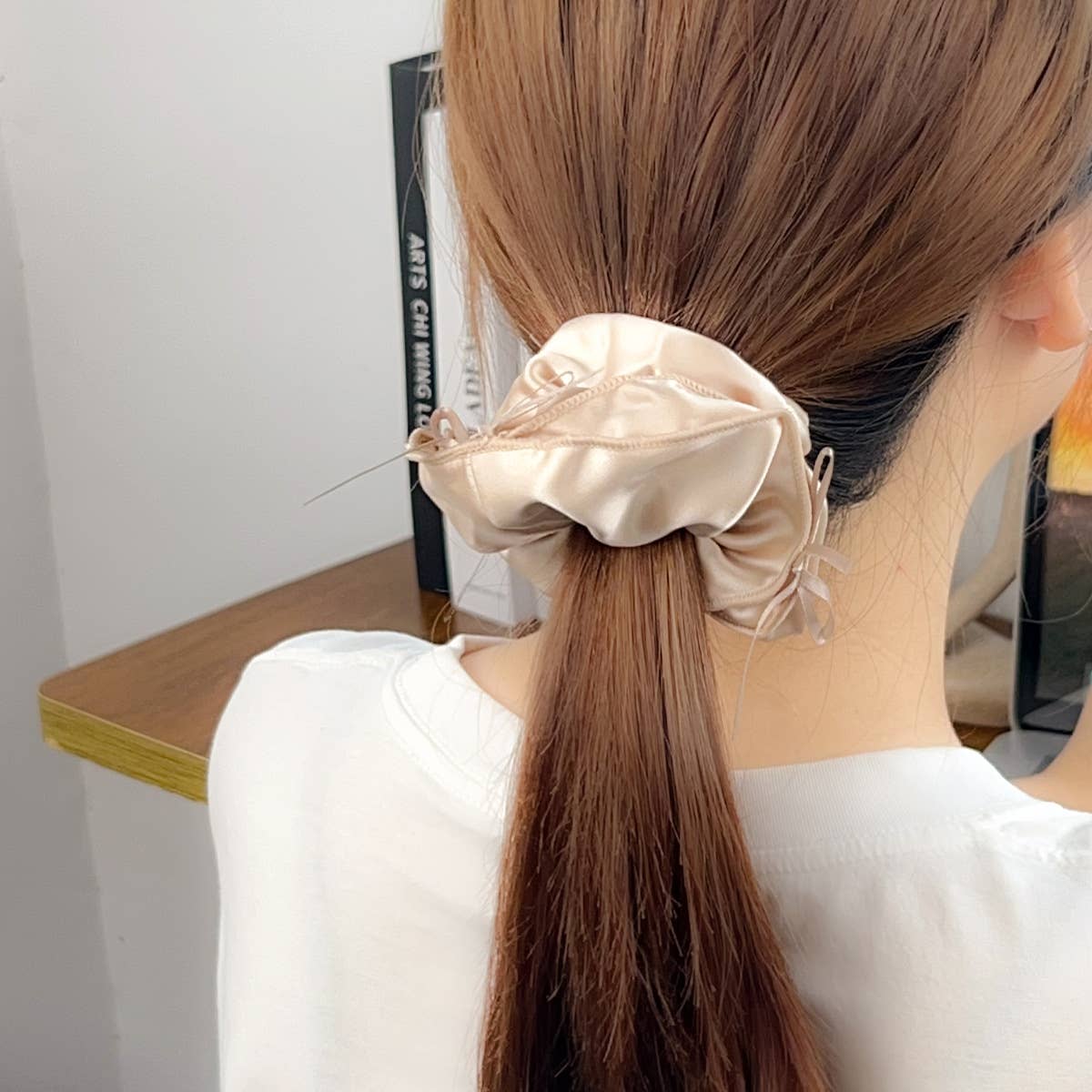 Ballet-style ribbon bow tie intestine hair tie