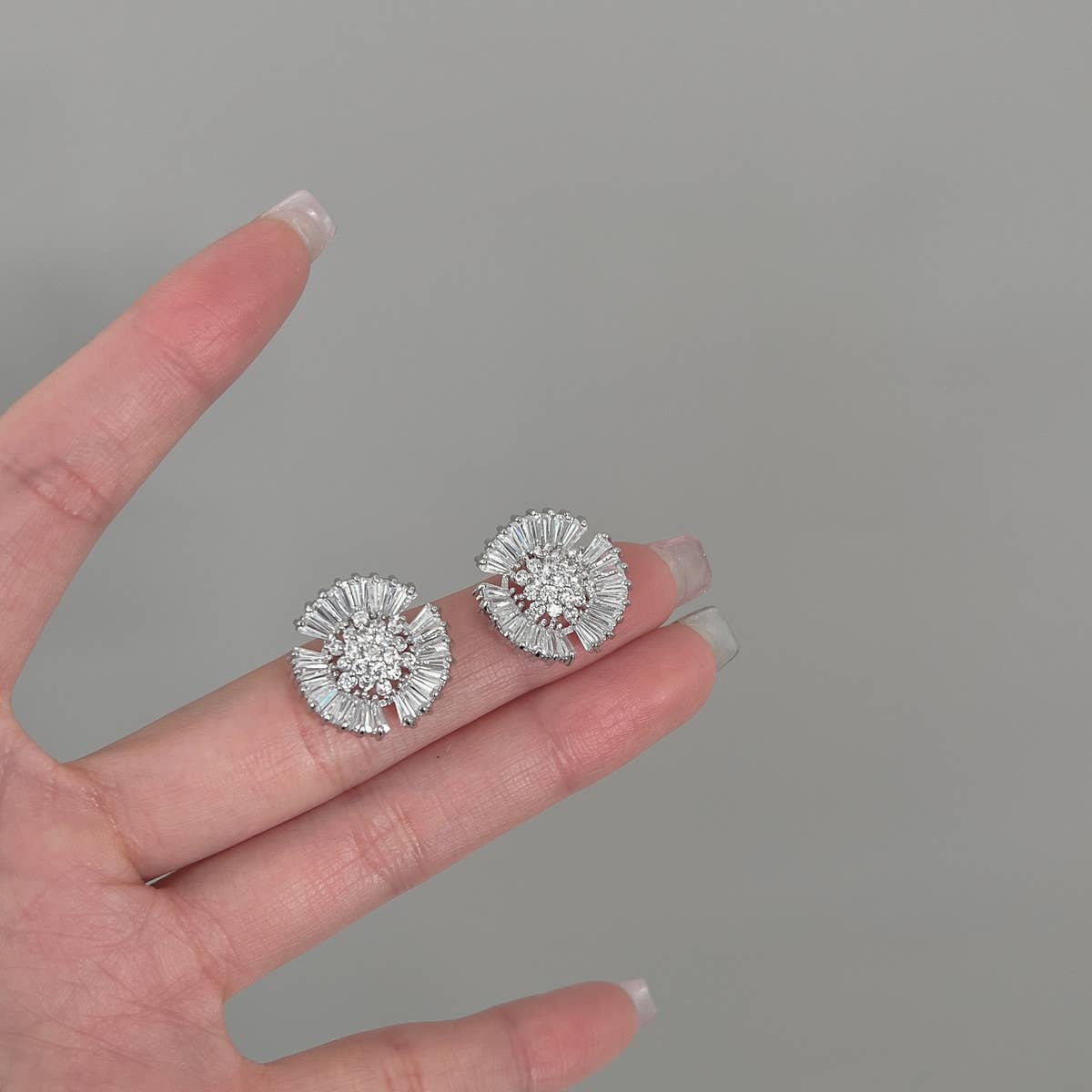 ZIRCON CHRYSANTHEMUM EARRINGS_CWAJE2025