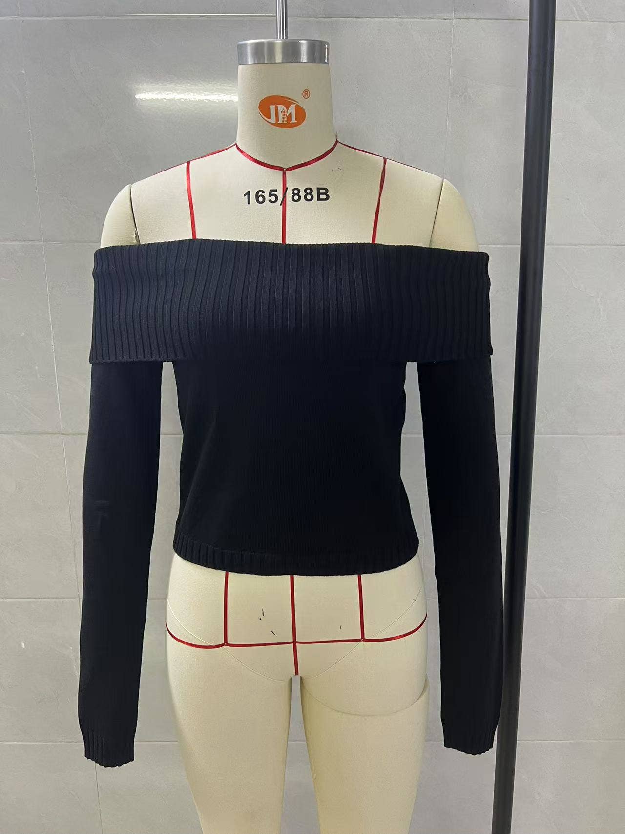 Solid-colored one-neck long-sleeved sweater