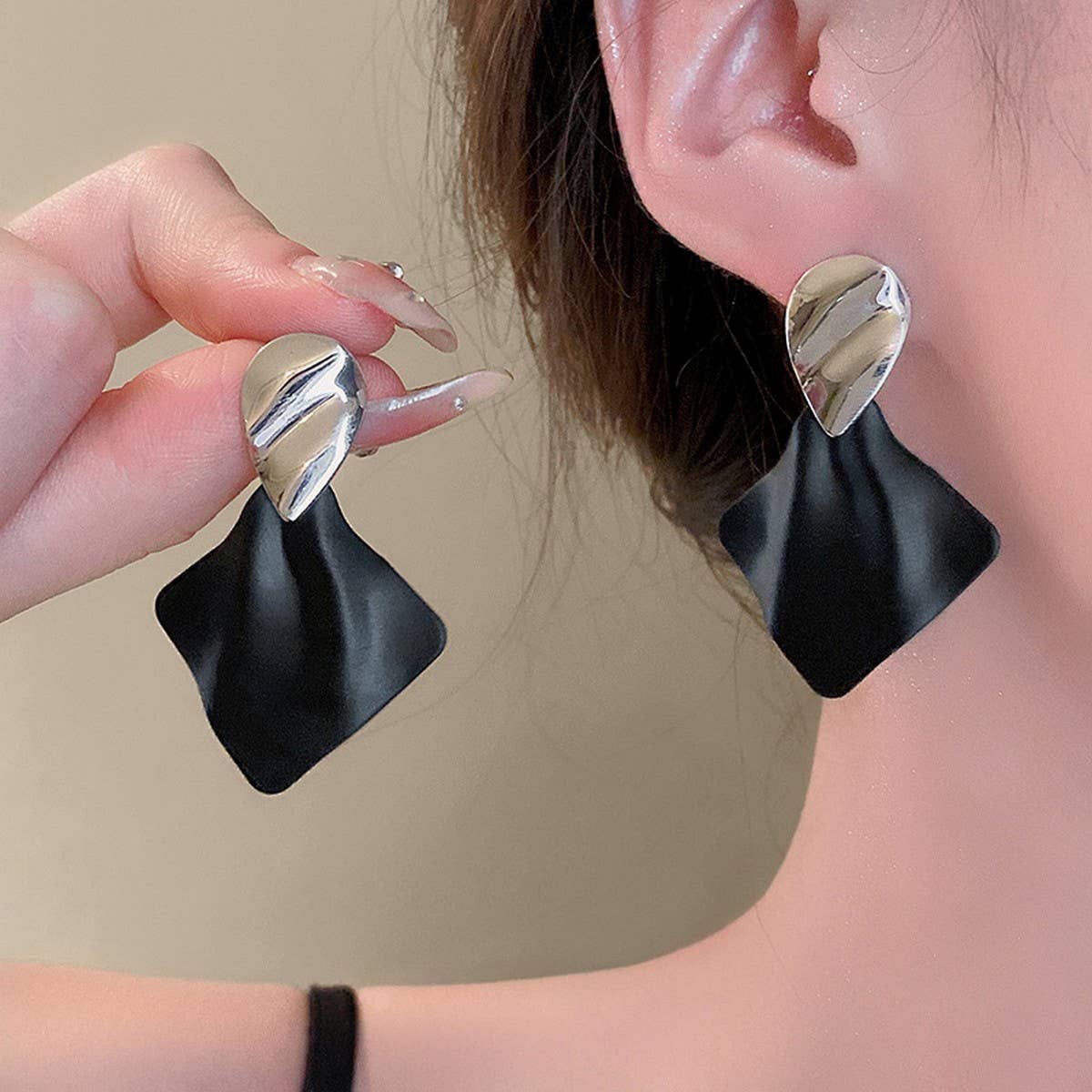 EXAGGERATED PLEATED GEOMETRIC LUXURY EARRINGS_CWAJE2354