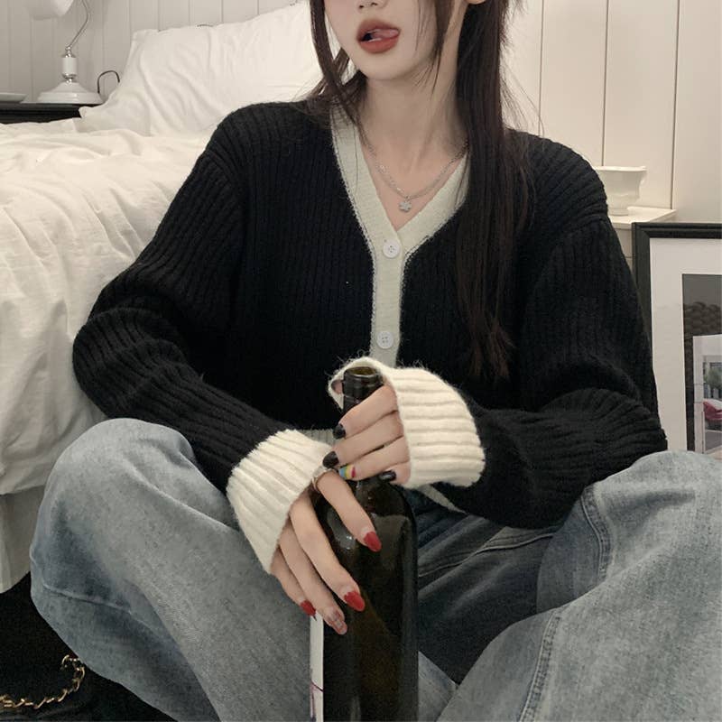 V-neck button knit cardigan color contrast short