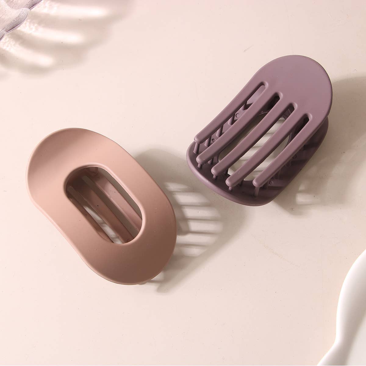 The flat oval hairpin has strong grip