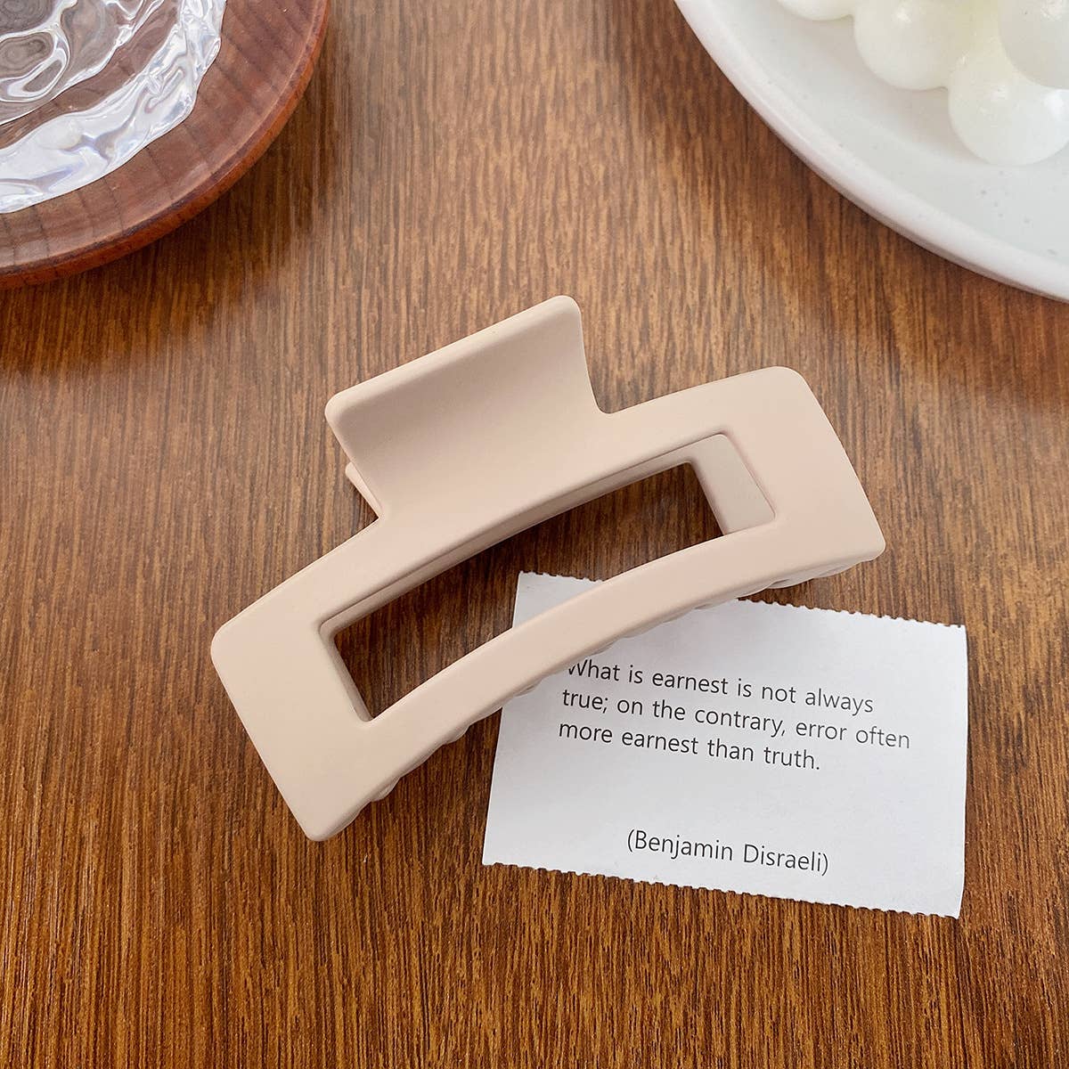 Versatile fashionable hollowed-out grab clip