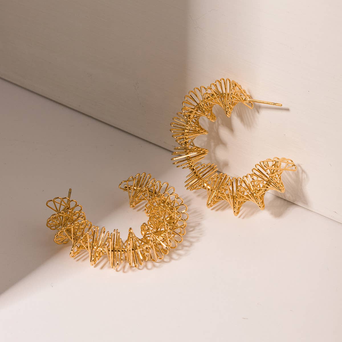 SIMPLE TWISTED SPRING C-SHAPED EARRINGS_CWAHA0916