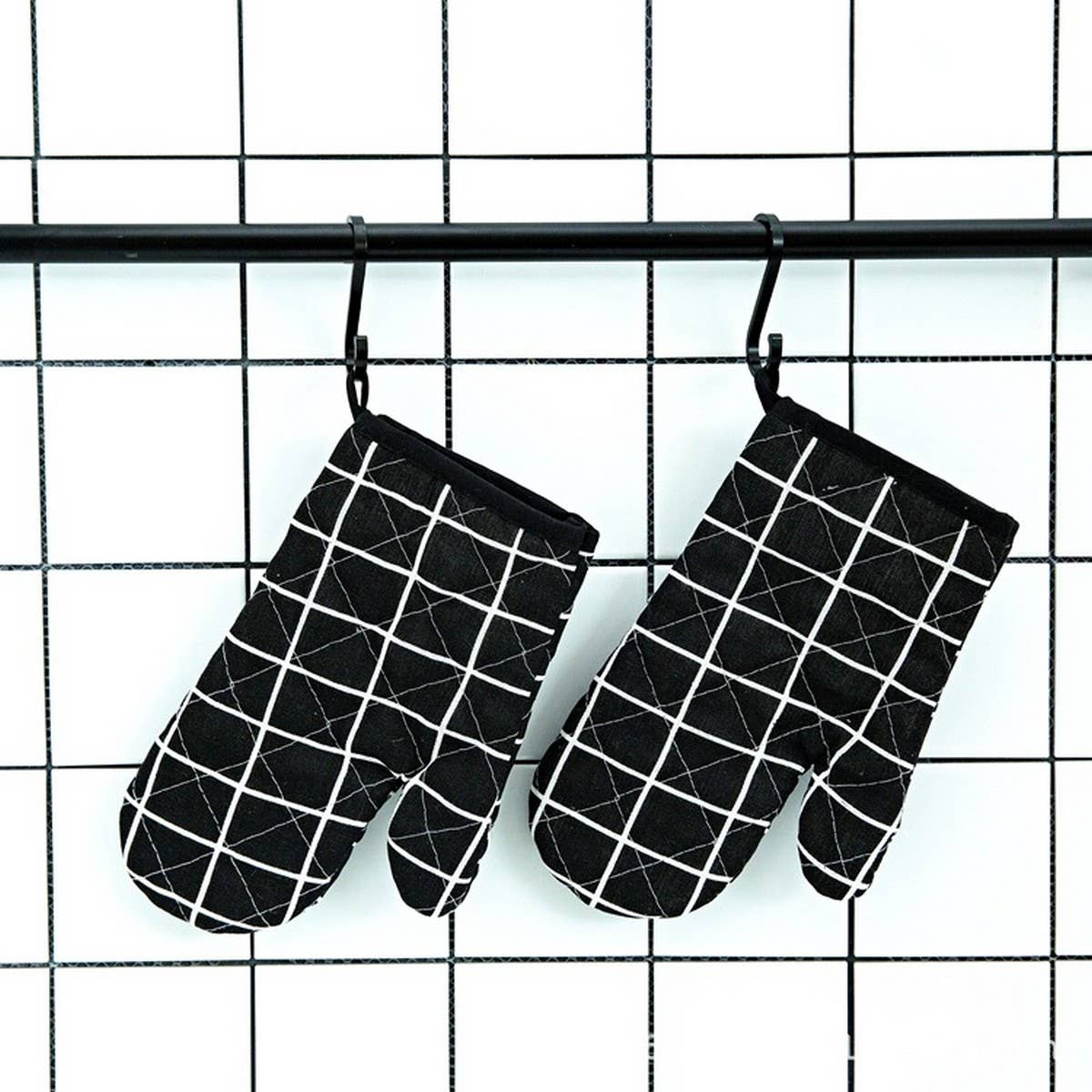 A PAIR OF HEAT-RESISTANT BAKING GLOVES_CWMM1452