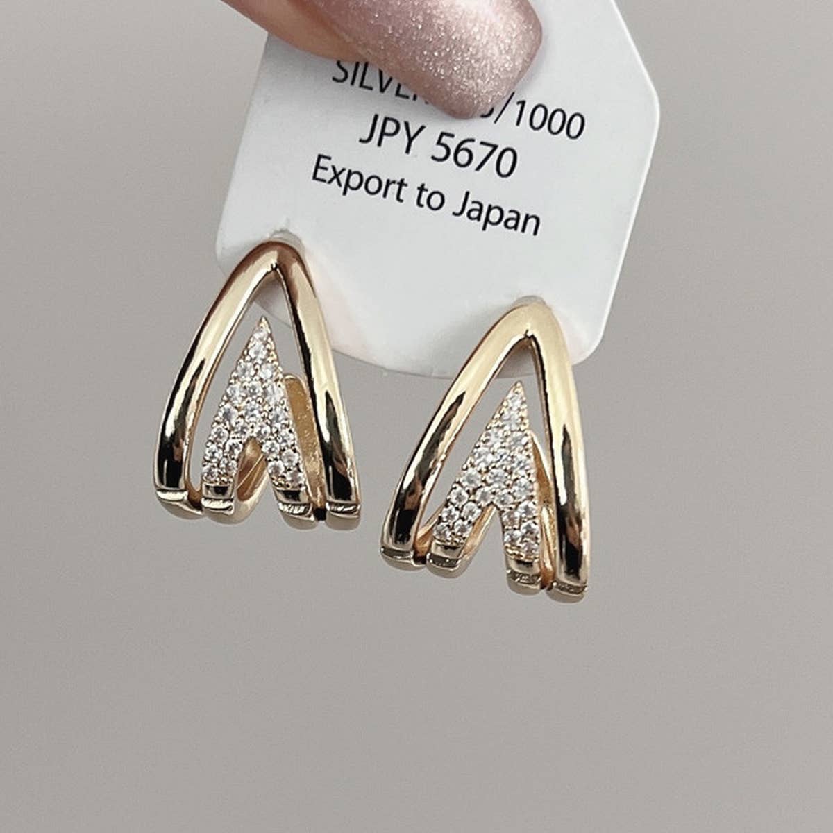 MINIMALIST V-SHAPED EARRINGS