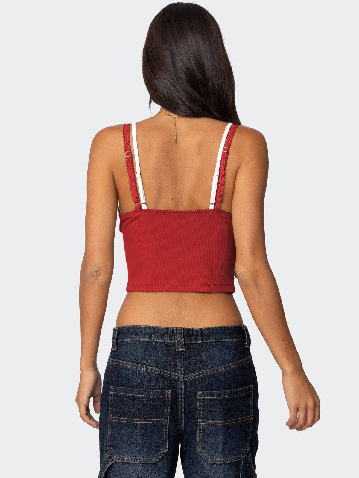 Lace Two low-cut, contrasting color fake pieces