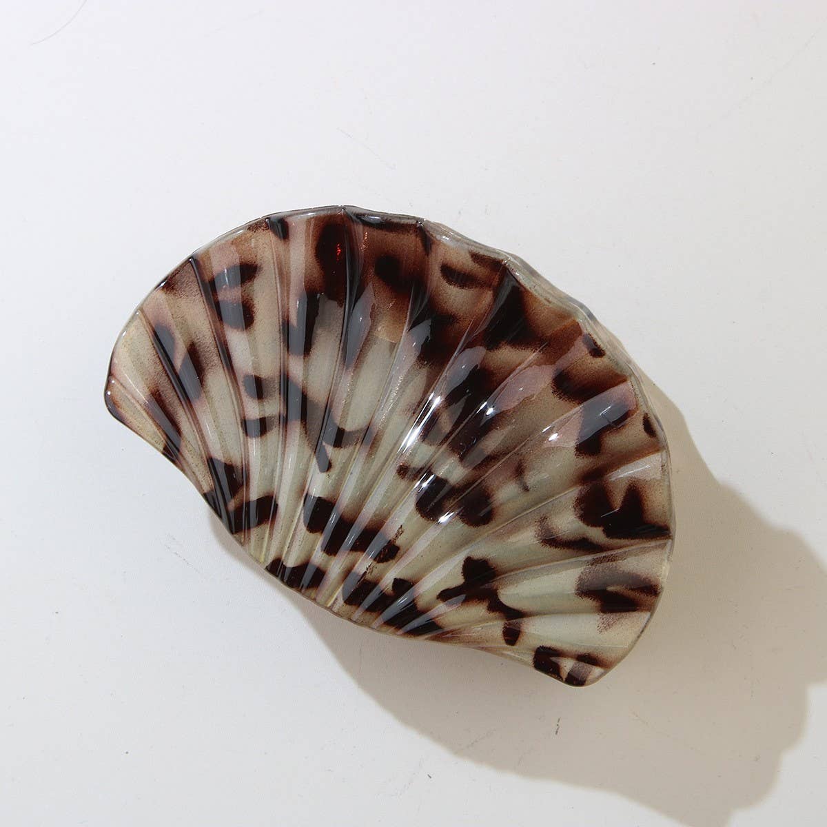 CWAG00594_OVERSIZED SEASHELL RESIN HAIR CLIP