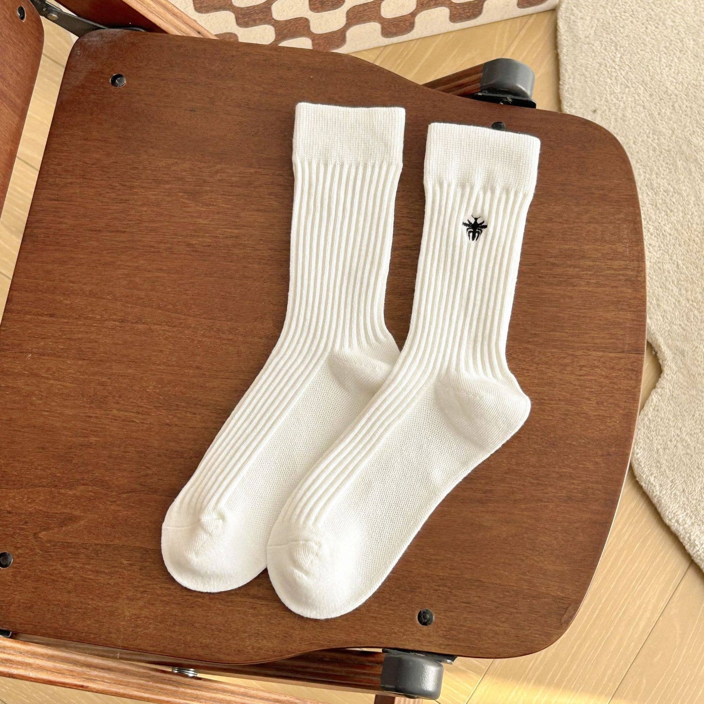 EMBROIDERY BEE SOLID COLOR MATCHING MIDTUBE SOCKS