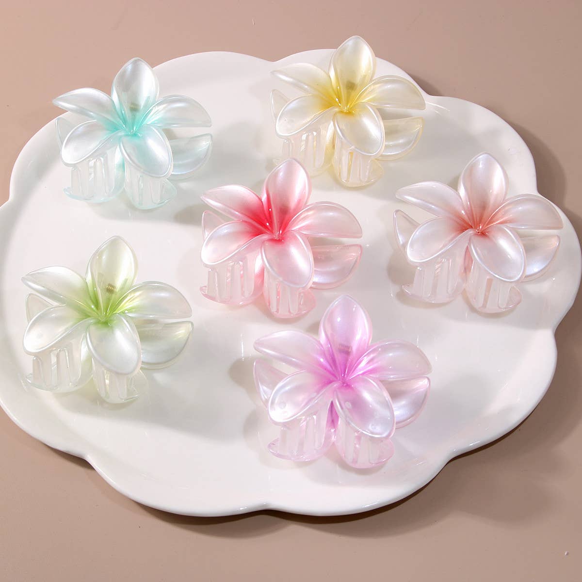 Pearlescent Flower Hair Claw - Gradient Chic Clip_CWAHA1044