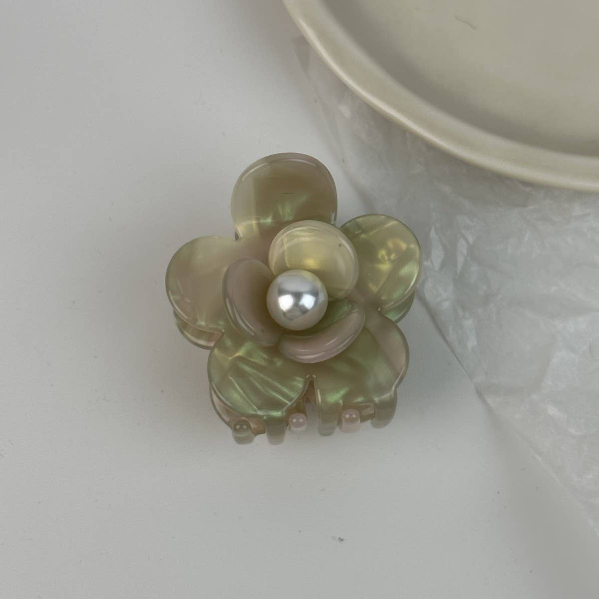 Medium double pearl flower clip with acetic acid texture