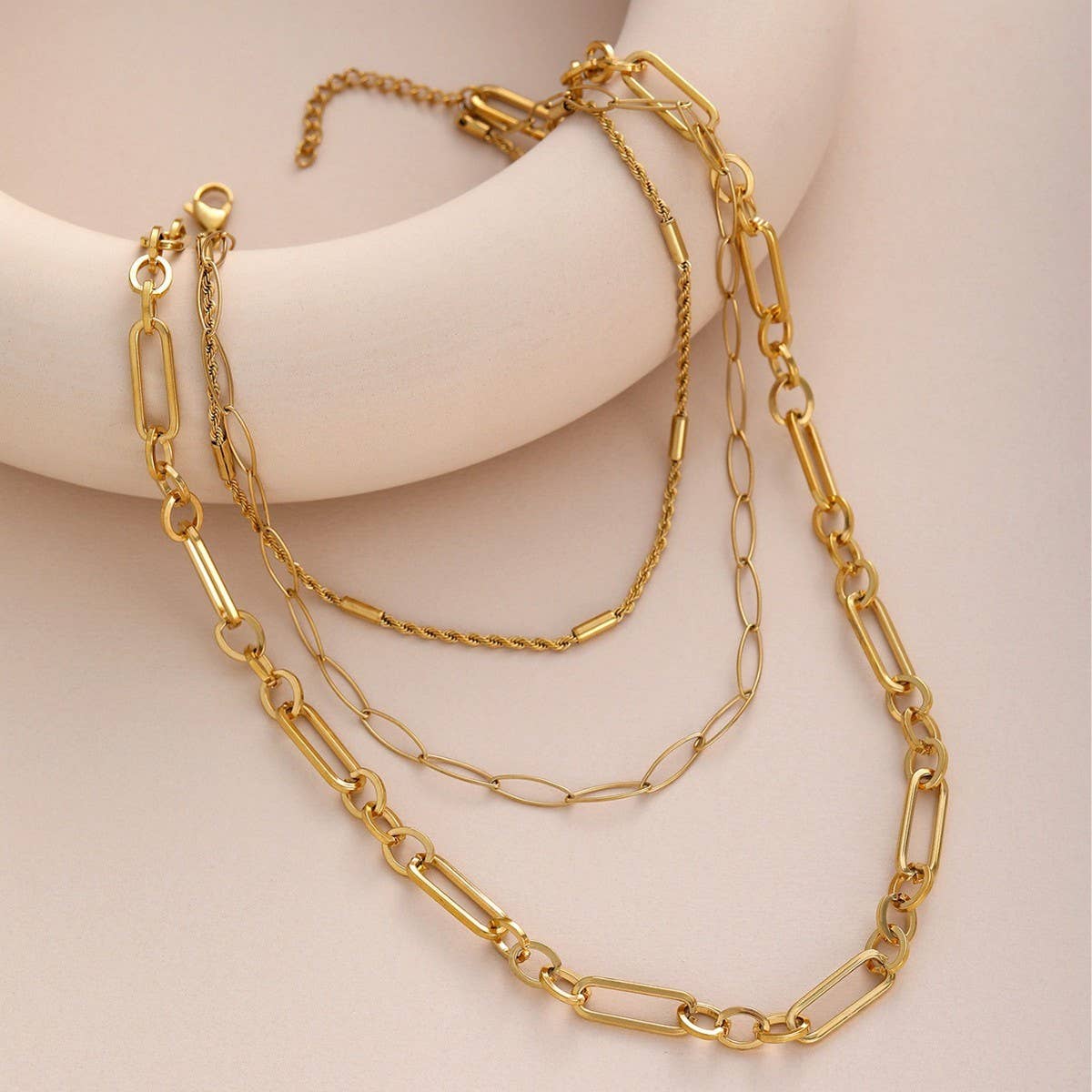 MULTI-LAYERED CIRCULAR PAPER CLIP NECKLACE